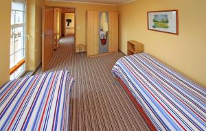 Cette chambre comprend deux lits et un couloir. dans l'établissement Amazing Home In Zinnowitz seebad With Kitchen, à Zinnowitz