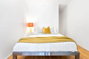 Ένα ή περισσότερα κρεβάτια σε δωμάτιο στο A Comfy Studio Next to Darling Harbour City Views