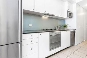 Η κουζίνα ή μικρή κουζίνα στο A Comfy Studio Next to Darling Harbour City Views