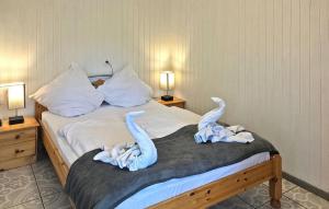 a bed with two swans made out of towels at Fh Maisgelb in Warenthin