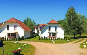dos casas blancas con techos rojos en un camino de tierra en Amazing Home In Verchen With Kitchen, en Verchen