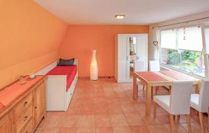 1 dormitorio con cama, mesa y escritorio en Amazing Home In Zettemin Ot Rtzenfeld With Kitchen, en Varchentin