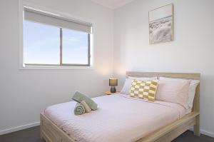 een slaapkamer met een bed en een raam bij The Robinson - Host on the Coast in Connewarre