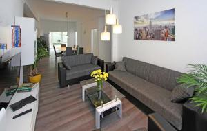ein Wohnzimmer mit einem Sofa und einem Tisch in der Unterkunft Amazing Apartment In Neubrandenburg With Wifi in Neubrandenburg