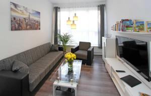 ein Wohnzimmer mit einem Sofa und einem TV in der Unterkunft Amazing Apartment In Neubrandenburg With Wifi in Neubrandenburg