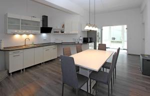 a kitchen and dining room with a table and chairs at Amazing Apartment In Neubrandenburg With Wifi in Neubrandenburg