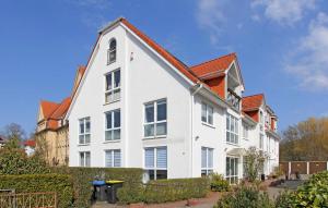 ein großes weißes Haus mit rotem Dach in der Unterkunft Amazing Apartment In Neubrandenburg With Wifi in Neubrandenburg