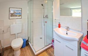 ห้องน้ำของ Stunning stacaravan In Rheinsberg Ot Kagar With Kitchen