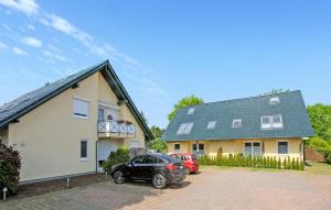 una casa con un'auto parcheggiata in un vialetto di Lovely Apartment In Zempin seebad With Kitchen a Zinnowitz