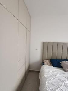 een slaapkamer met een bed en een grote spiegel bij Departamento coto privado con alberca in Mazatlán