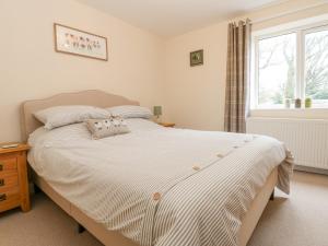 1 dormitorio con 1 cama blanca grande y ventana en Parkers House, en Alston