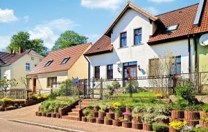 une maison avec un jardin en face dans l'établissement Awesome Apartment In Rheinsberg Ot Kleinzer With Wifi, à Kleinzerlang