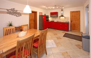 een keuken en eetkamer met een houten tafel en stoelen bij Lovely Apartment In Userin With Kitchen in Userin