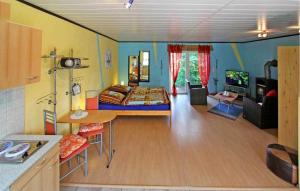 Zimmer mit einem Bett und einem Wohnzimmer in der Unterkunft Cozy Home In Waren mritz With Kitchen in Seebad Kölpinsee