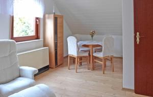 ein Esszimmer mit einem Tisch, Stühlen und einem Fenster in der Unterkunft Nice Apartment In Angermnde Ot Crussow With Wifi in Crussow