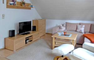 ein Wohnzimmer mit einem Sofa und einem TV in der Unterkunft Nice Apartment In Angermnde Ot Crussow With Wifi in Crussow