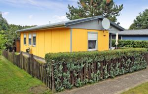 une maison jaune avec une clôture devant elle dans l'établissement 2 Bedroom Cozy Home In Wesenberg, à Wesenberg