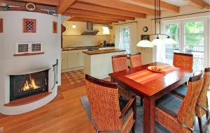 Кухня или кухненски бокс в Stunning Home In Fuhlendorf With Sauna