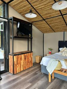 TV a/nebo společenská místnost v ubytování Ketana Eco Hotel