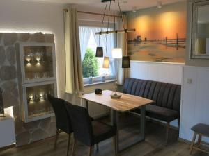 杜能的住宿－LUV and Lee Duhnen Ferienwohnung 3，一间带桌椅和窗户的用餐室
