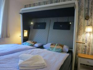 杜能的住宿－LUV and Lee Duhnen Ferienwohnung 3，一间卧室配有一张床,上面有两条毛巾