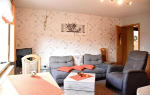 uma sala de estar com um sofá e uma mesa em Stunning Apartment In Brotterode-trusetal With Kitchen em Brotterode