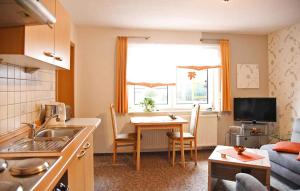 een keuken en een woonkamer met een tafel en een bank bij Stunning Apartment In Brotterode-trusetal With Kitchen in Brotterode