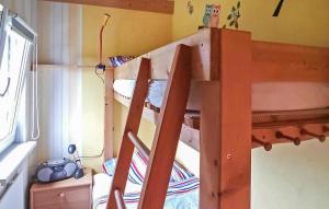 1 Schlafzimmer mit 2 Etagenbetten in einem Zimmer in der Unterkunft Beautiful Home In Mnkebude With Kitchen in Mönkebude