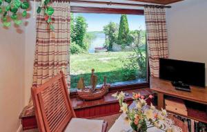 ein Wohnzimmer mit einem großen Fenster mit Aussicht in der Unterkunft Beautiful Home In Ueckermnde Ot Bellin With Lake View in Bellin