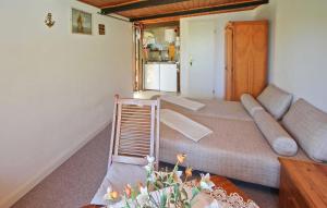 ein Wohnzimmer mit einem Sofa und einem Tisch in der Unterkunft Beautiful Home In Ueckermnde Ot Bellin With Lake View in Bellin