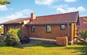 a small house with a red roof at 3 Bedroom Beautiful Home In Thomsdorf in Thomsdorf