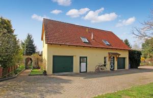 dom z czerwonym dachem i garażem w obiekcie Beautiful Apartment In Peenehagen With Kitchen w mieście Groß Gievitz