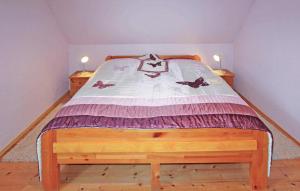 sypialnia z łóżkiem z drewnianą ramą w obiekcie Beautiful Apartment In Peenehagen With Kitchen w mieście Groß Gievitz