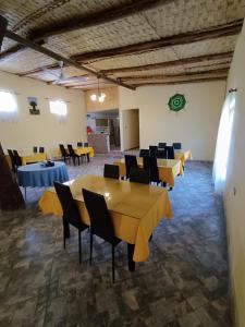 圣佩德罗·德·阿塔卡马Hostal Km Zero El Huertillo的一间设有桌椅的房间,