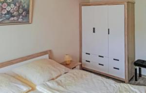 a bedroom with a bed and a closet at Stunning Home In Klpinsee-usedom With Kitchen in Kolpinsee