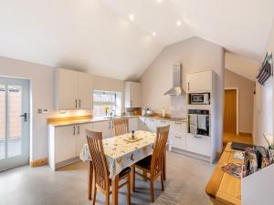 cocina y comedor con mesa y sillas en The Loft-uk45061 en Tideswell