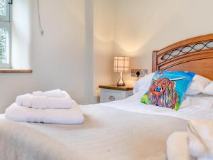 Un dormitorio con una cama con una toalla. en The Loft-uk45061 en Tideswell