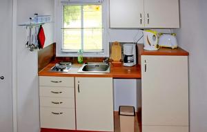 Kitchen o kitchenette sa 2 Bedroom Cozy Home In Rheinsberg Ot Warenthi