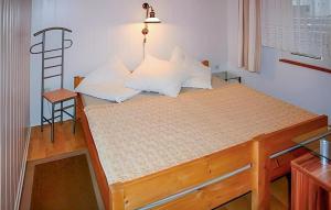 Kama o mga kama sa kuwarto sa 2 Bedroom Cozy Home In Rheinsberg Ot Warenthi