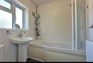 Um banheiro em Maidenhead house