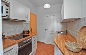 Kuhinja ili čajna kuhinja u objektu Cozy Home In Waren mritz With Wifi