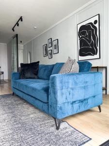 ein blaues Sofa im Wohnzimmer in der Unterkunft ERL Ellipse Waterfall. in Midrand