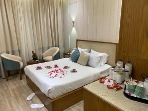 Ramage Hotel & Resort في القاهرة: غرفة فندق فيها سرير عليه ورد