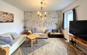 a living room with a couch and a tv at Beautiful Apartment In Eldetal Ot Wredenhagen With Wifi in Wredenhagen
