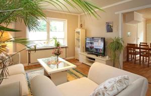 ein Wohnzimmer mit weißen Möbeln und einem Flachbild-TV in der Unterkunft 2 Bedroom Nice Apartment In Grabowhfe Ot Sophienh 