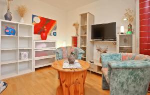 - un salon avec deux chaises et une table dans l'établissement Nice Home In Rbel-mritz With Kitchen, à Röbel