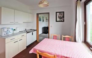 Η κουζίνα ή μικρή κουζίνα στο 1 Bedroom Cozy Apartment In Jennewitz
