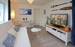 Televizorius ir (arba) pramogų centras apgyvendinimo įstaigoje 1 Bedroom Stunning Home In Kummerow