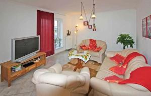 - un salon avec deux canapés et une télévision dans l'établissement 2 Bedroom Gorgeous Apartment In Mirow Ot Qualzow, à Qualzow