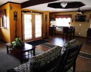 una sala de estar con un sofá y una mesa en Country Inn Sterling, en Sterling